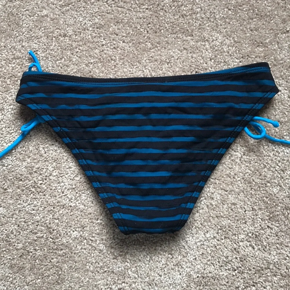 Split bikini - Picture 5 of 5